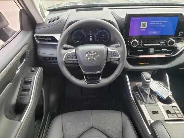 2026 Toyota Highlander Hybrid Platinum