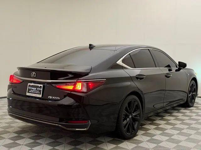 2023 Lexus ES 300h F SPORT Handling