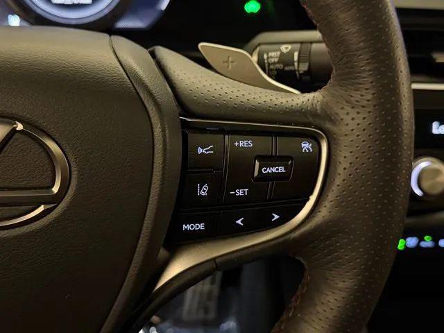 2023 Lexus ES 300h F SPORT Handling