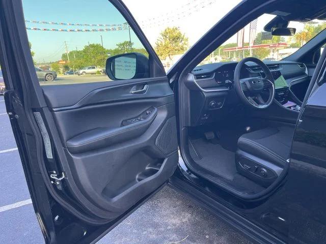 2026 Jeep Grand Cherokee Laredo 4x2