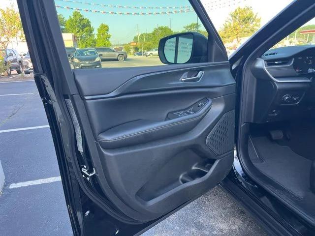2026 Jeep Grand Cherokee Laredo 4x2