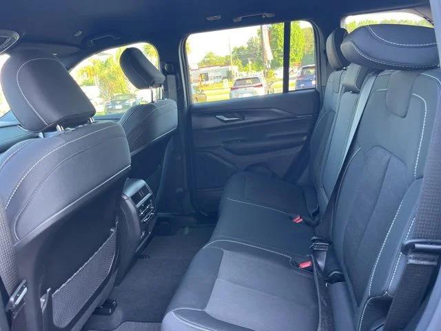 2026 Jeep Grand Cherokee Laredo 4x2