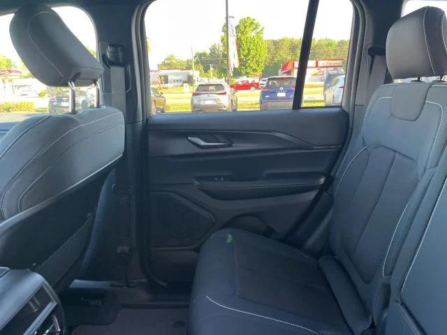 2026 Jeep Grand Cherokee Laredo 4x2
