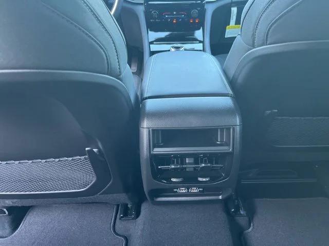 2026 Jeep Grand Cherokee Laredo 4x2