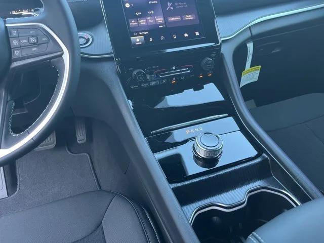 2026 Jeep Grand Cherokee Laredo 4x2