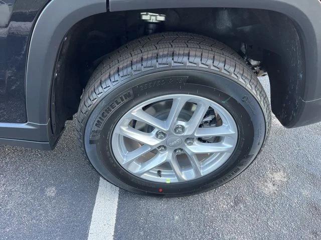 2026 Jeep Grand Cherokee Laredo 4x2