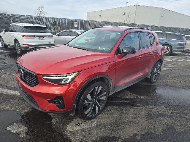 2023 Volvo XC40 B5 Plus Dark Theme