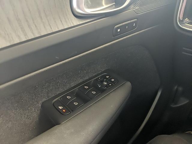 2023 Volvo XC40 B5 Plus Dark Theme
