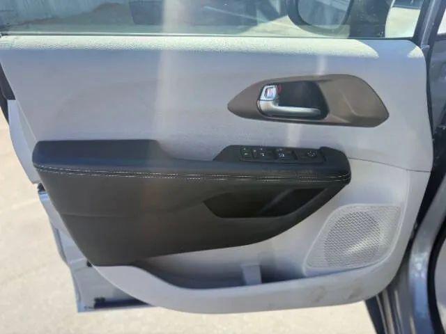 2021 Chrysler Voyager LX