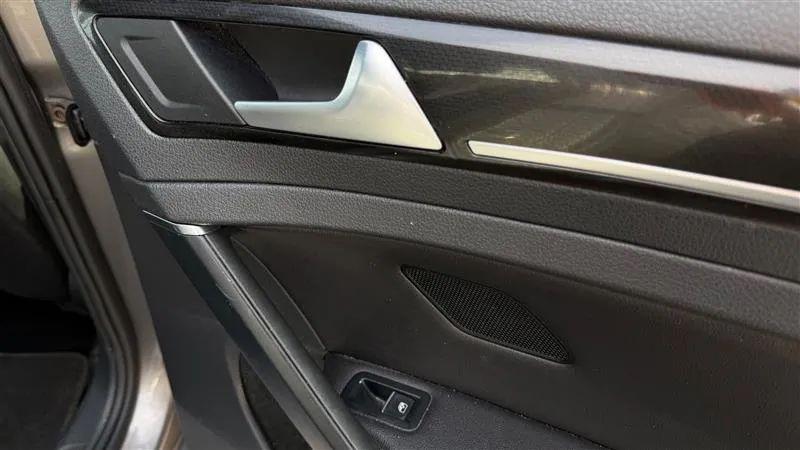 2017 Volkswagen Golf R 4-Door w/DCC & Navigation