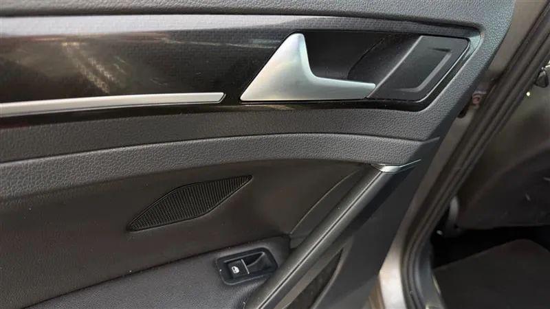 2017 Volkswagen Golf R 4-Door w/DCC & Navigation