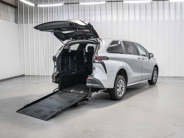 2025 Toyota Sienna LE for sale in Battle Creek, MI