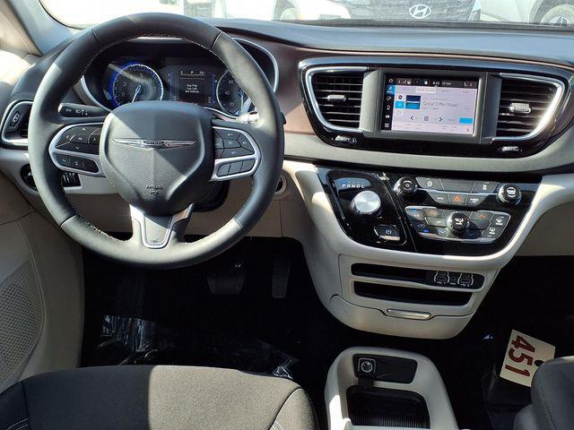 2024 Chrysler Voyager LX