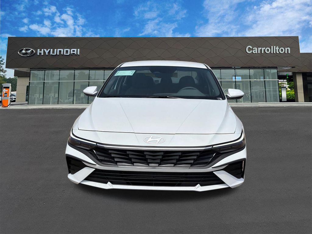 New 2026 Serenity White Pearl HYUNDAI SE image 2