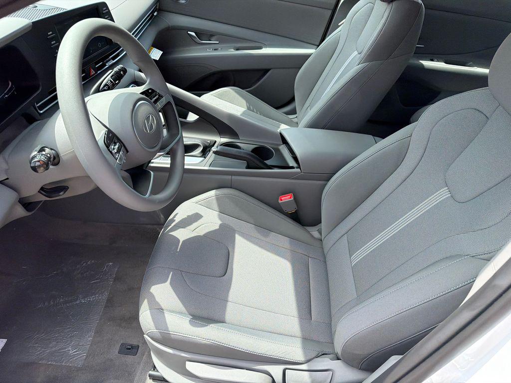 New 2026 Serenity White Pearl HYUNDAI SE image 10
