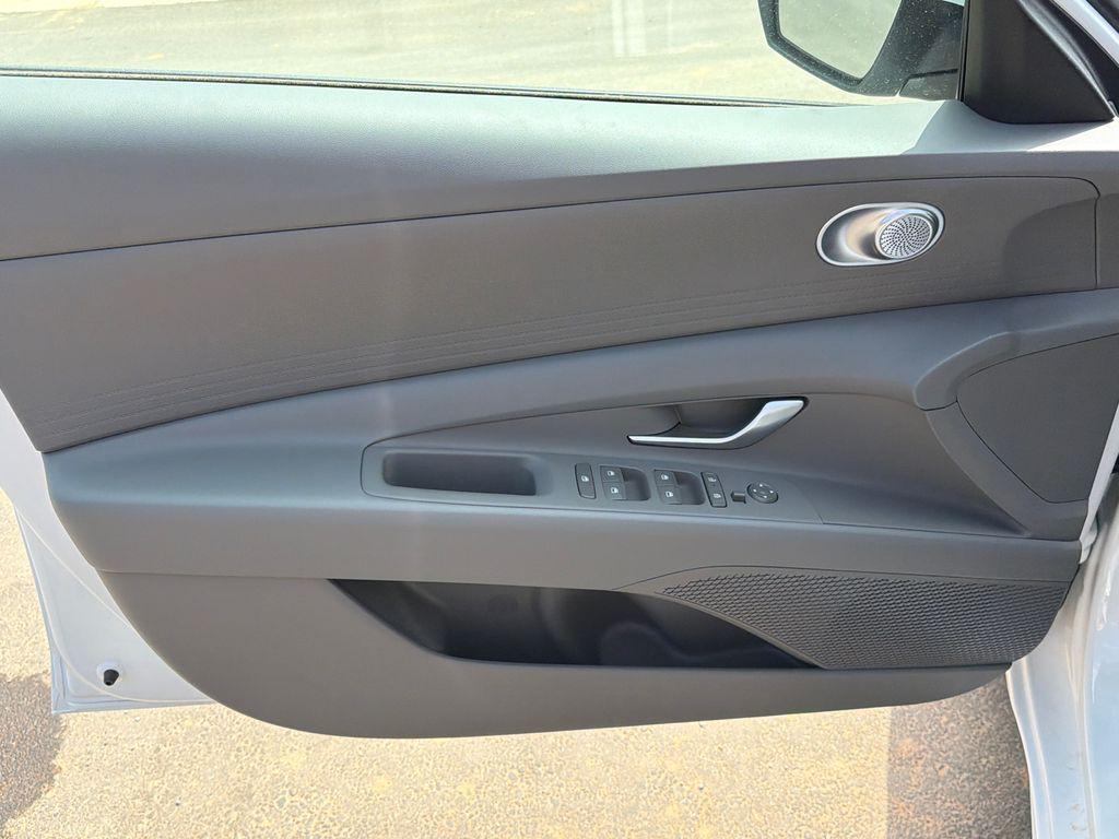 New 2026 Serenity White Pearl HYUNDAI SE image 11