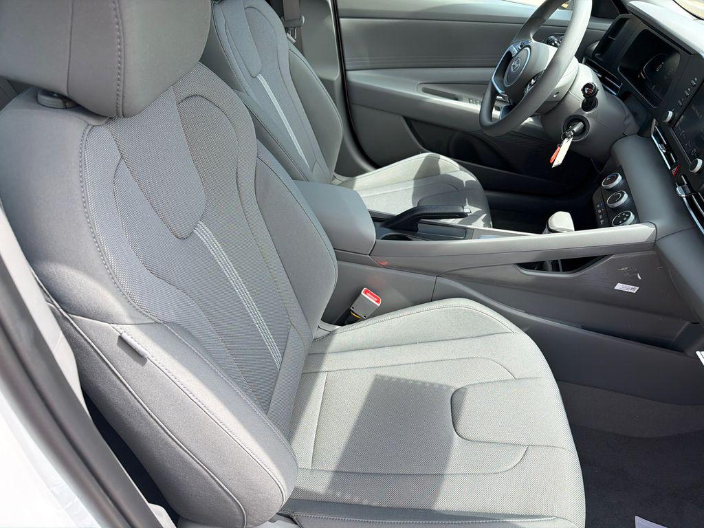 New 2026 Serenity White Pearl HYUNDAI SE image 14