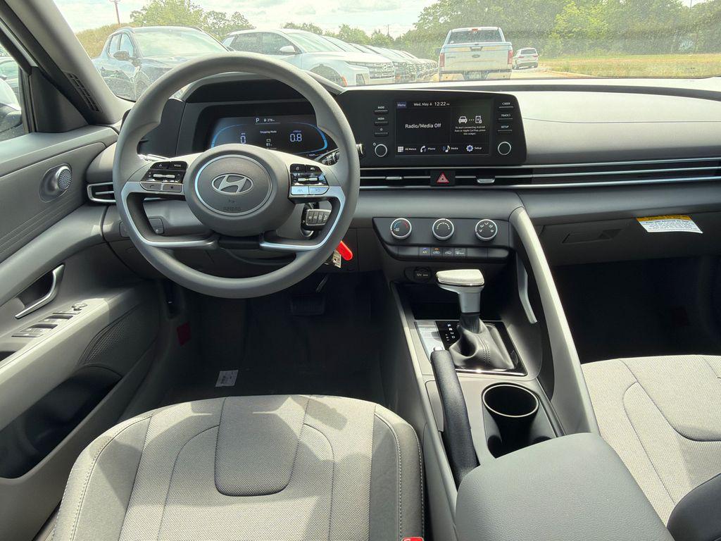New 2026 Serenity White Pearl HYUNDAI SE image 23
