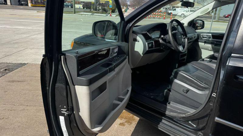 2010 Chrysler Town & Country Touring Plus