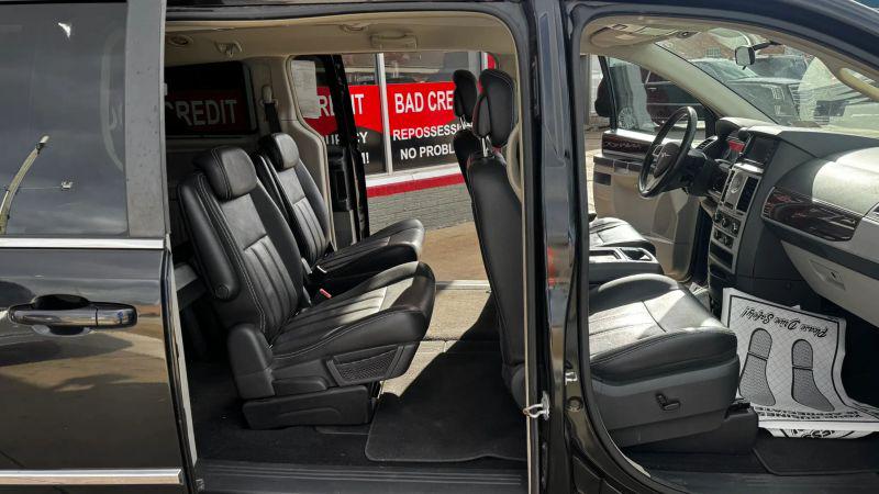 2010 Chrysler Town & Country Touring Plus