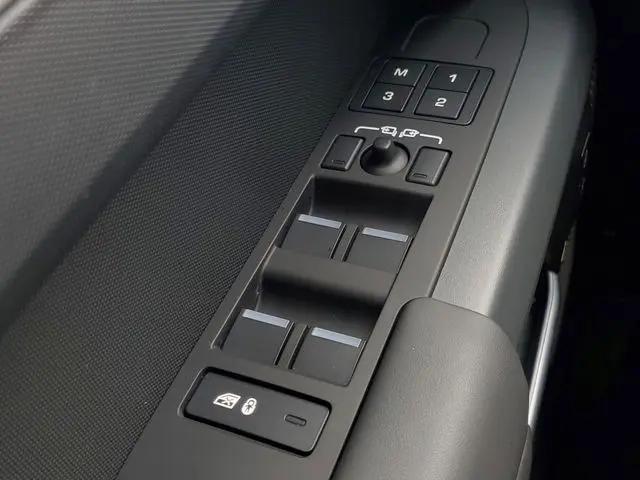 2023 Land Rover Defender 130 X-Dynamic SE