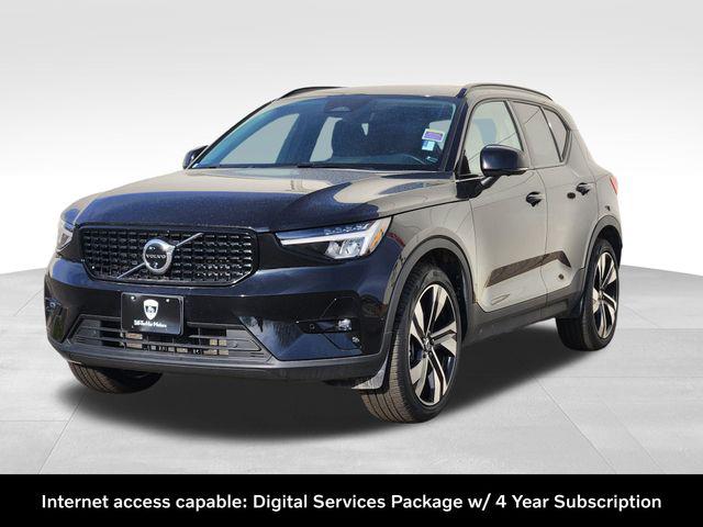 2025 Volvo XC40 B5 Plus Dark Theme