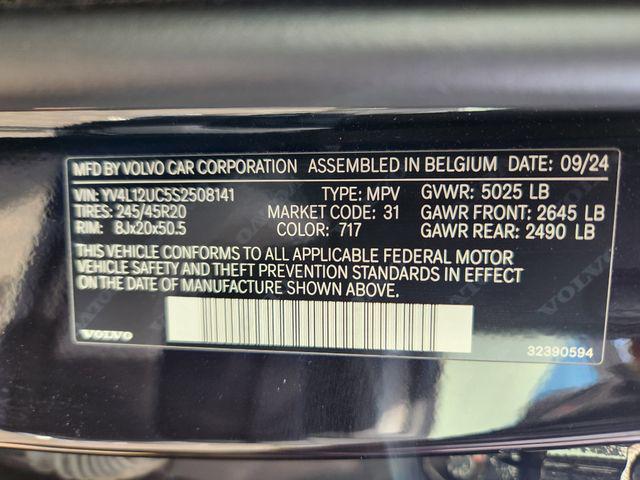 2025 Volvo XC40 B5 Plus Dark Theme