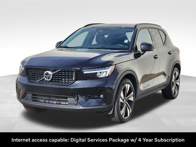 2025 Volvo XC40 B5 Plus Dark Theme