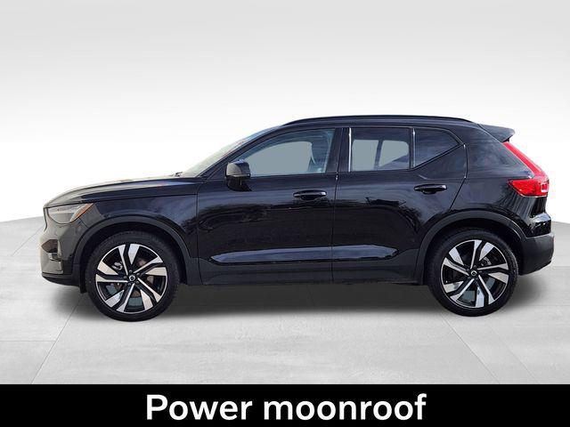 2025 Volvo XC40 B5 Plus Dark Theme