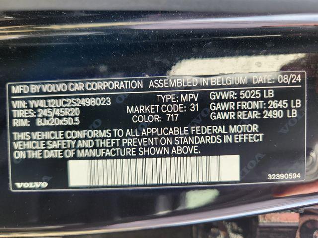 2025 Volvo XC40 B5 Plus Dark Theme
