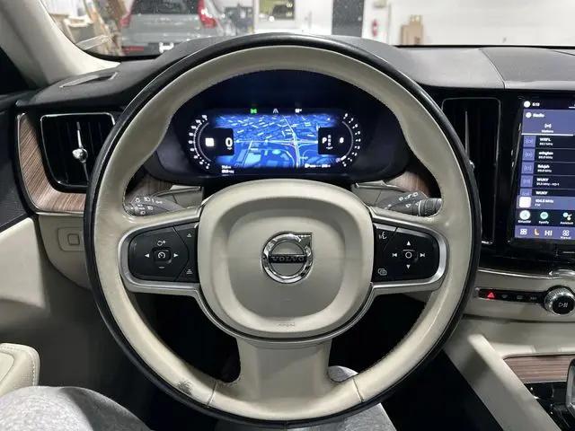 2022 Volvo XC60 B5 Momentum