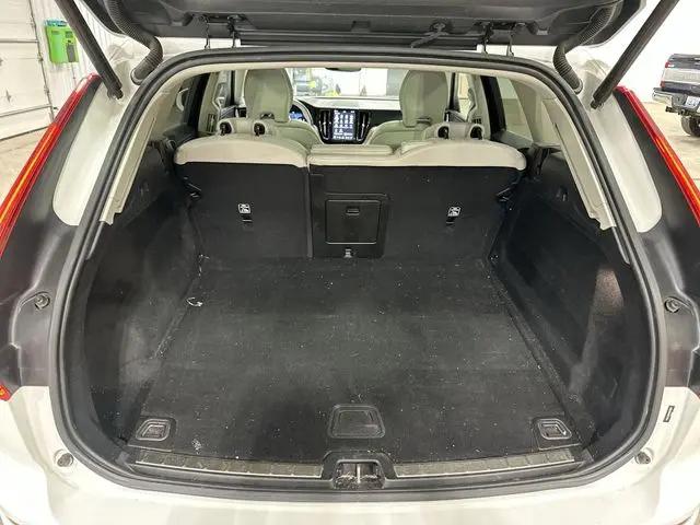 2022 Volvo XC60 B5 Momentum