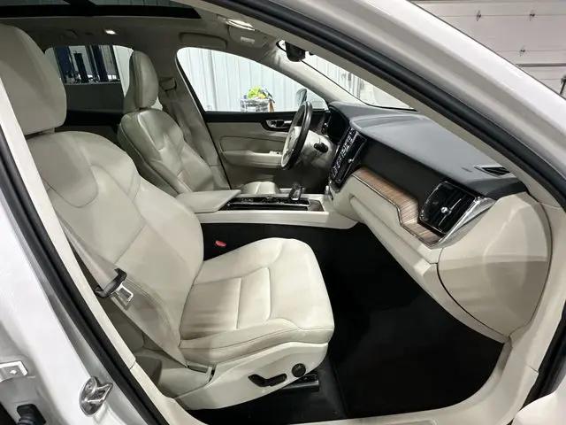2022 Volvo XC60 B5 Momentum