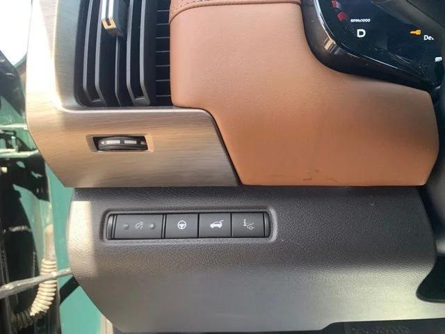 2025 Nissan Pathfinder Platinum FWD