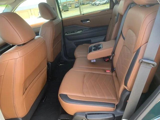 2025 Nissan Pathfinder Platinum FWD