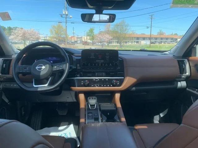 2025 Nissan Pathfinder Platinum FWD