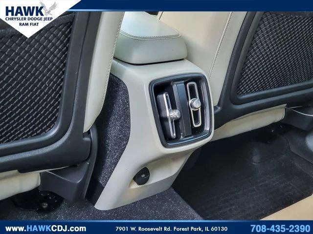 2023 Volvo XC40 B5 Plus Bright Theme