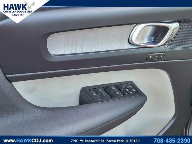 2023 Volvo XC40 B5 Plus Bright Theme