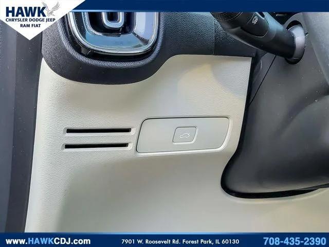 2023 Volvo XC40 B5 Plus Bright Theme