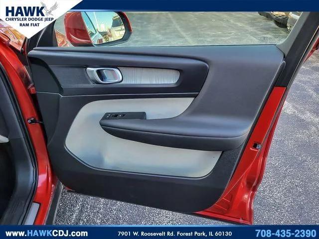 2023 Volvo XC40 B5 Plus Bright Theme
