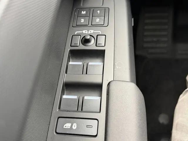 2025 Land Rover Defender 110 P300