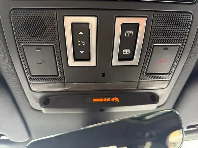 2025 Land Rover Defender 110 P300