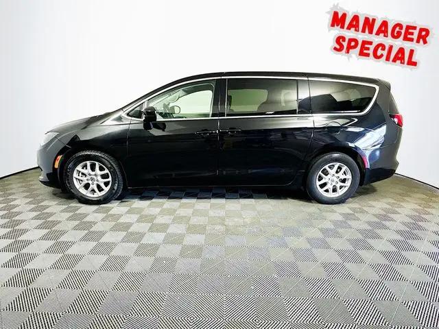 2022 Chrysler Voyager LX