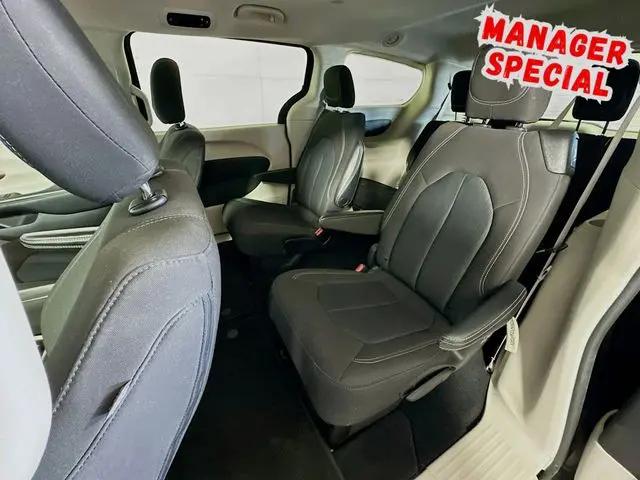 2022 Chrysler Voyager LX