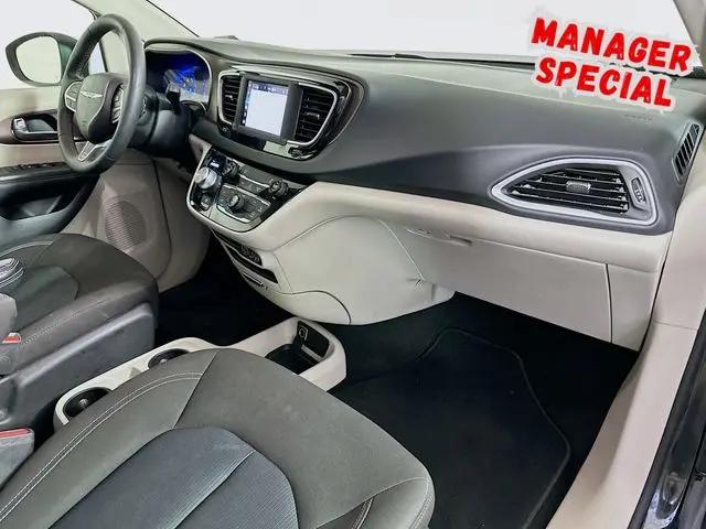 2022 Chrysler Voyager LX