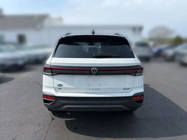 2026 Volkswagen Taos SE Black