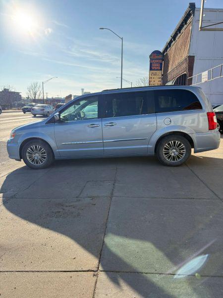 2013 Chrysler Town & Country Touring-L