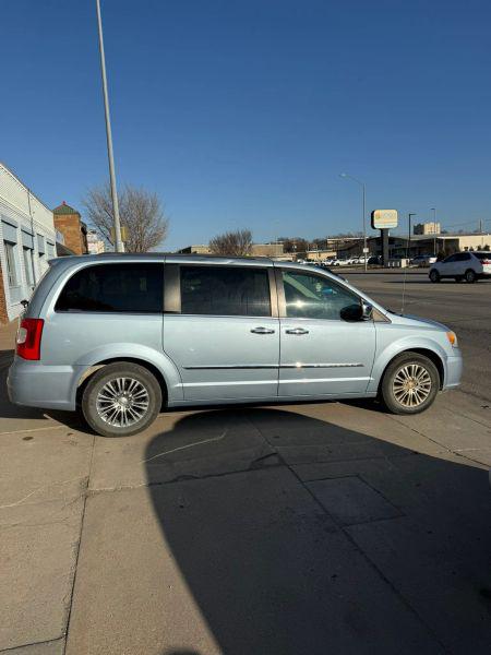2013 Chrysler Town & Country Touring-L