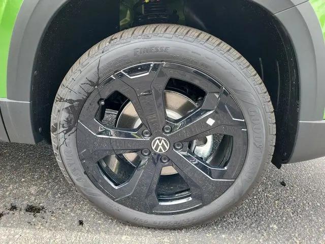 2026 Volkswagen Taos SE Black