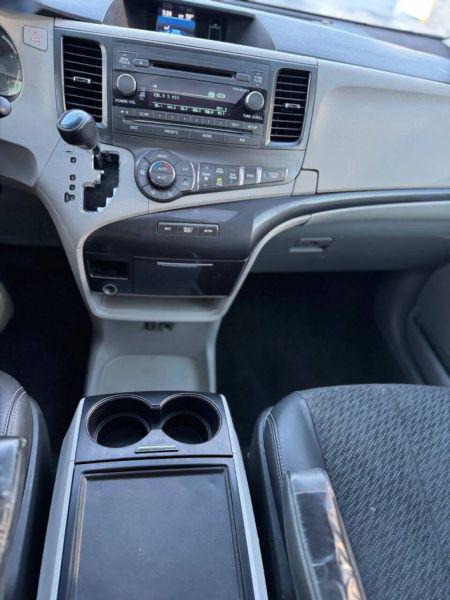 2014 Toyota Sienna SE 8 Passenger